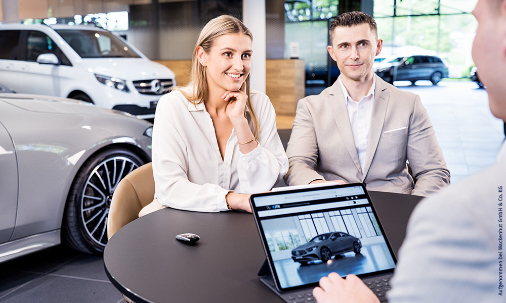 Verkaufsgespräch im Autohaus. Über SilverDAT können Sie Ihre Fahrzeuge direkt bei mobile.de oder Autoscout24 inserieren